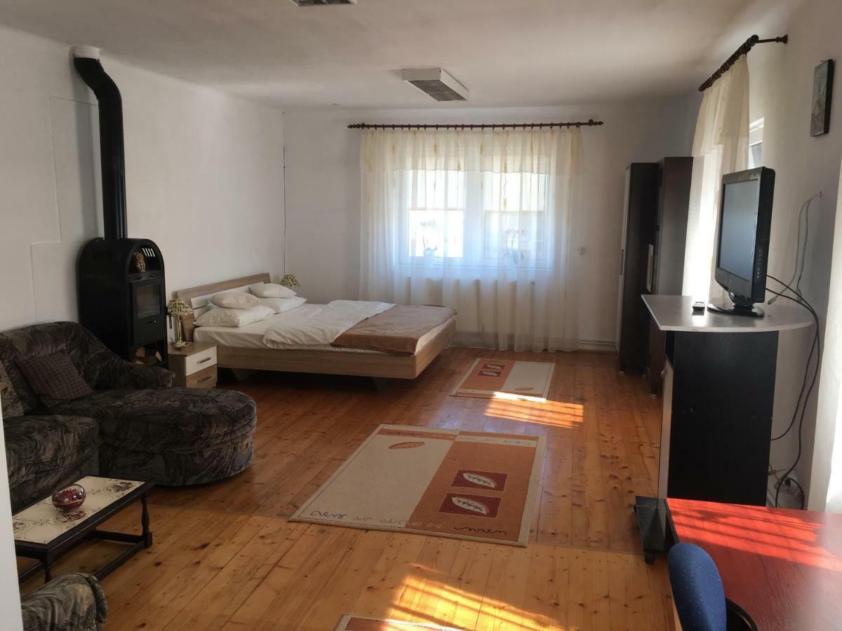 Ferienwohnung Brick Airport Cristian  Exterior foto