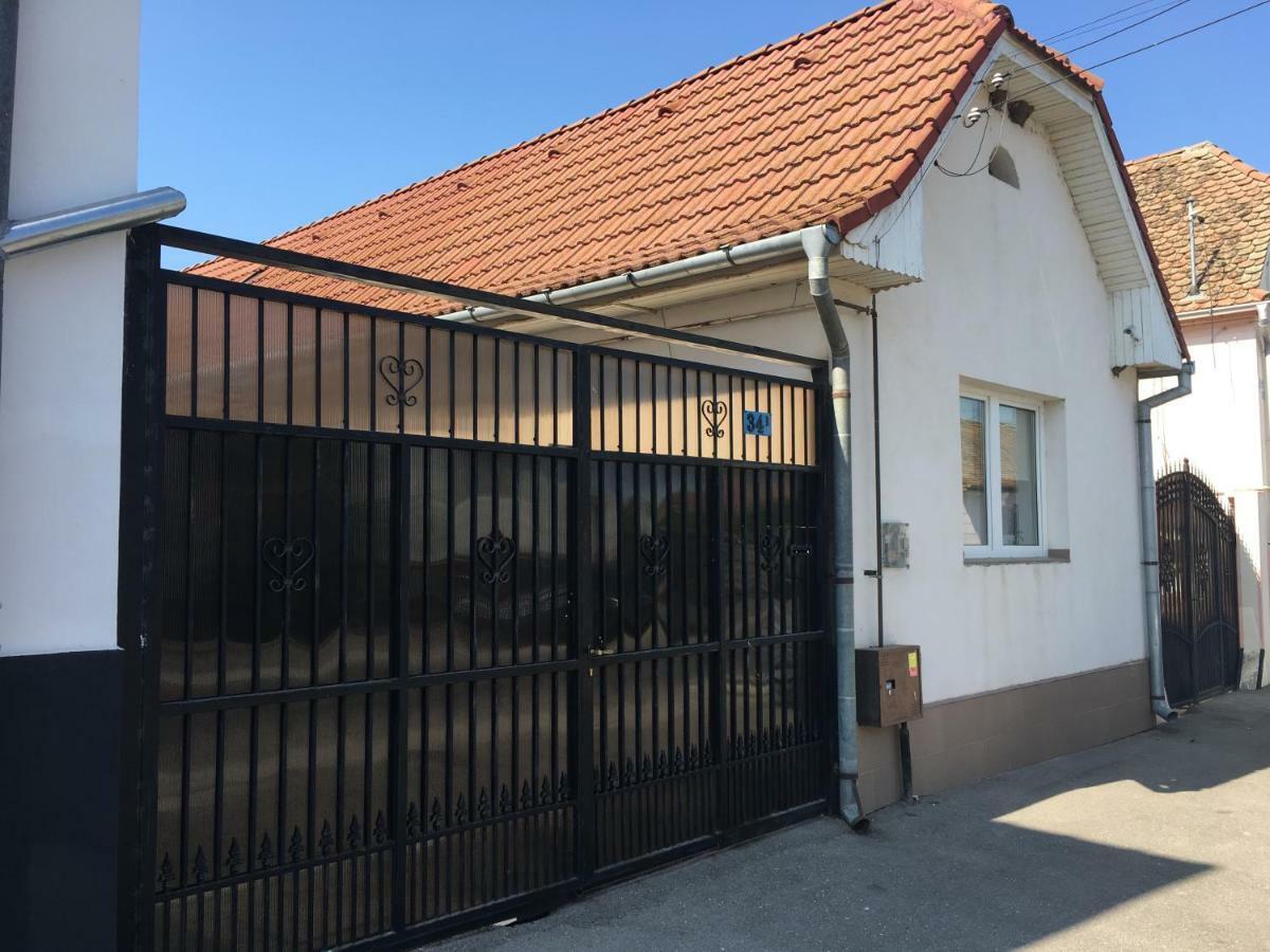 Ferienwohnung Brick Airport Cristian  Exterior foto